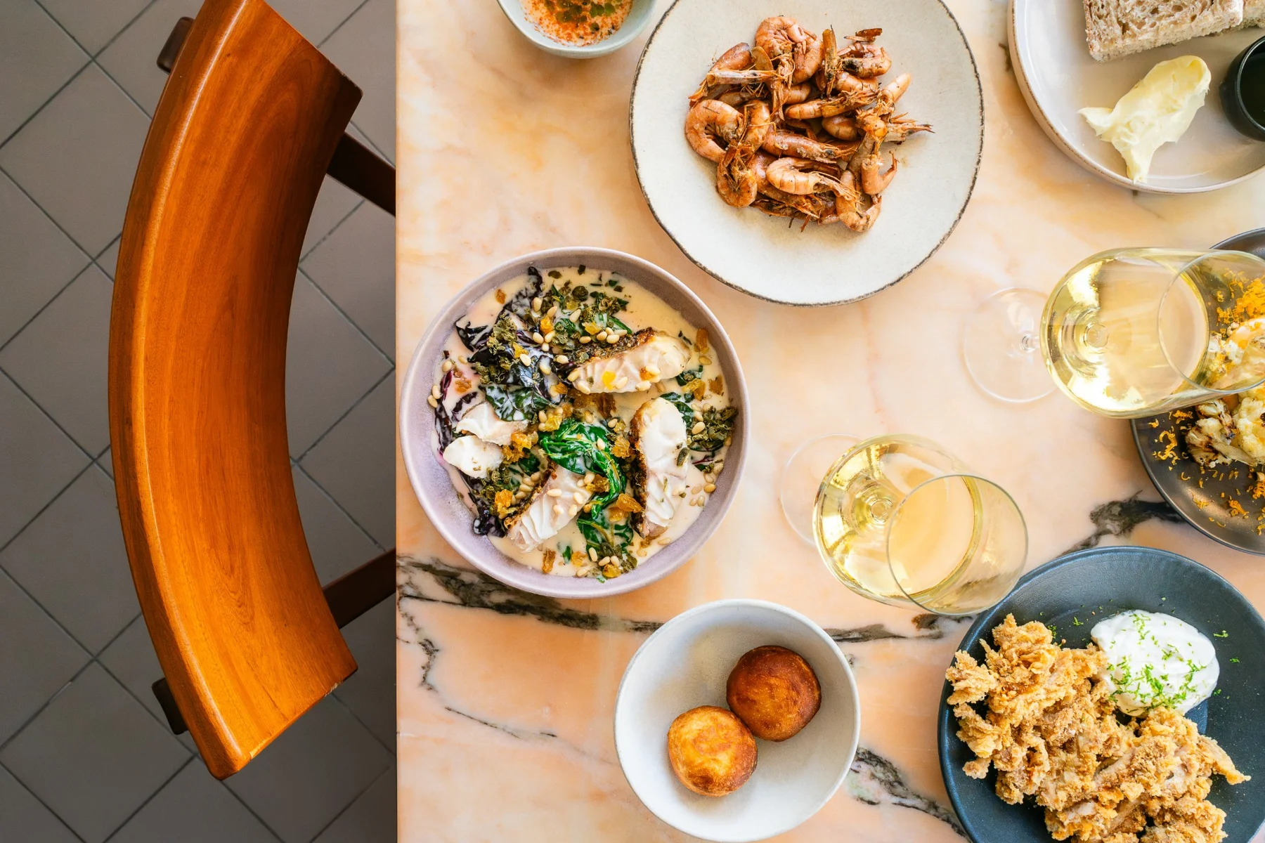 Mesa do Foco com uma seleção de pratos e copos de vinho